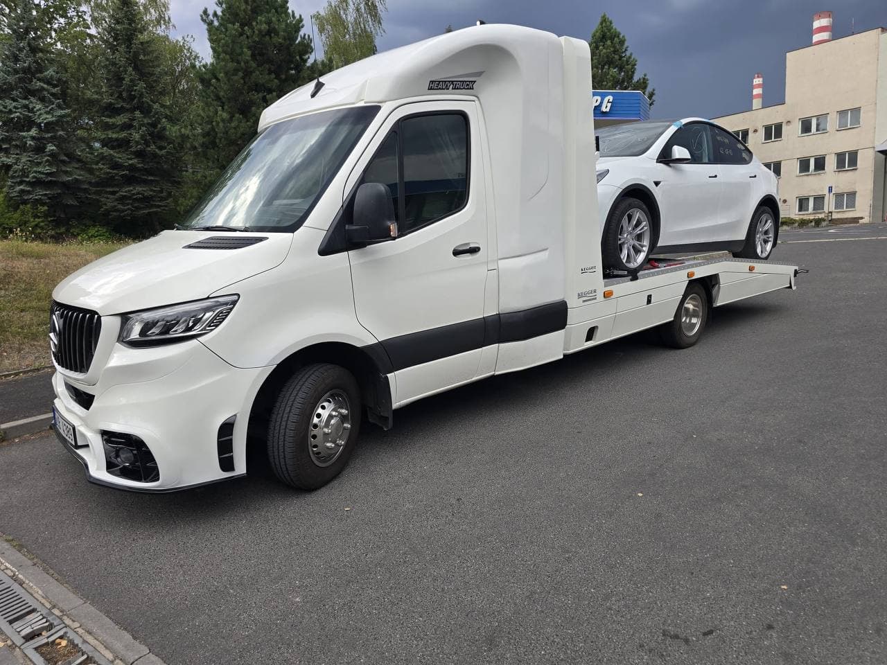 Naše odtahovka Mercedes-Benz Sprinter s naloženým vozidlem